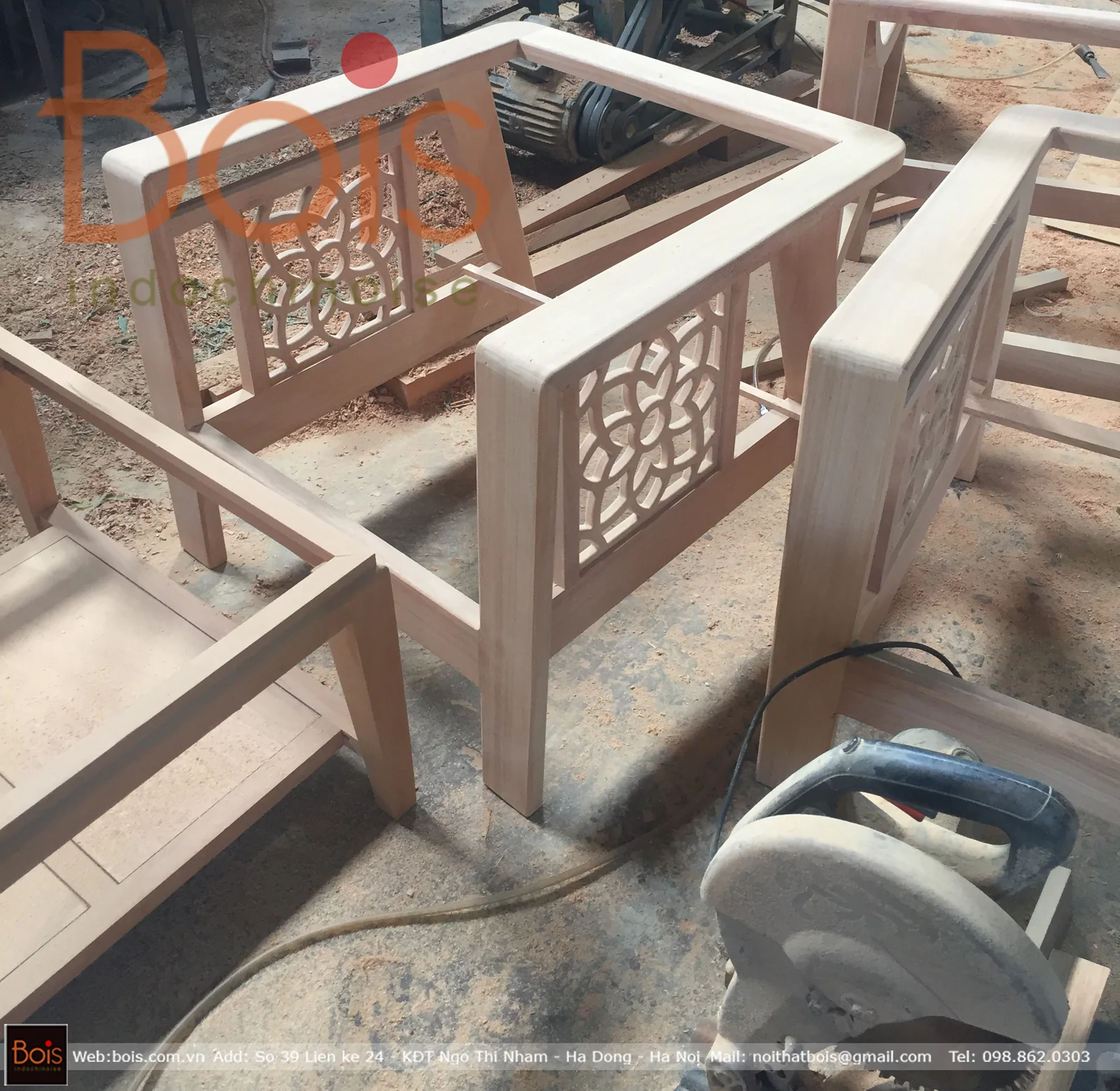 Ảnh phần mộc — Đồ nội thất ở giai đoạn phần mộc, trước khi hoàn thiện bề mặt, trong quá trình Bois tổ chức thực hiện cho công trình.