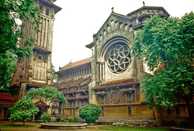 Sự kết hợp các yếu tố kiến trúc truyền thống phương Đông với những hình thức trang trí nhà thờ công giáo truyền thống