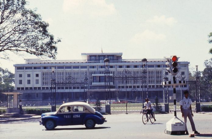 Dinh Độc Lập là một tòa dinh thự tại Thành phố Hồ Chí Minh, từng là nơi ở và làm việc của Tổng thống Việt Nam Cộng hòa trước Sự kiện 30 tháng 4 năm 1975. Hiện nay, dinh đã được Chính phủ Việt Nam xếp hạng là di tích quốc gia đặc biệt