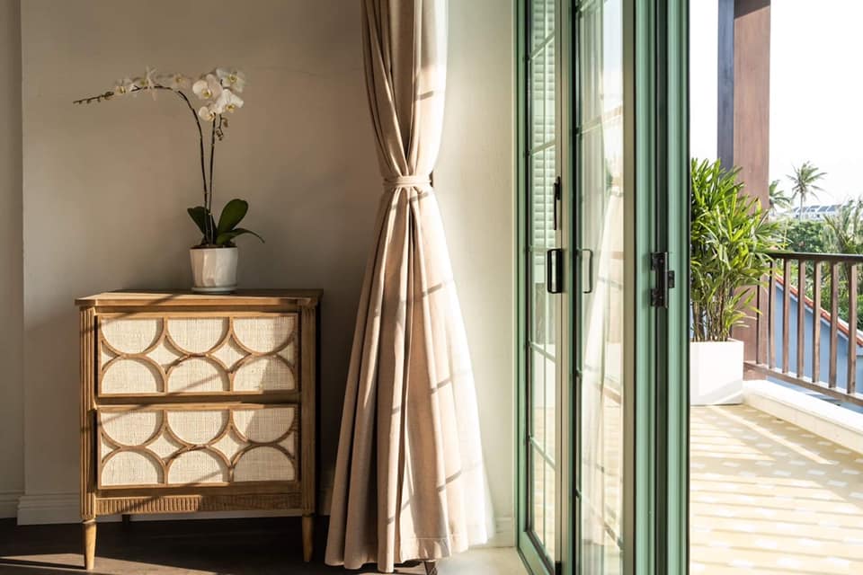 Villa Mặt trời hướng tới Sắc màu trung tính được sử dụng cho rèm cửa phong cách thiết kế Indochine, bao gồm các màu: vàng nhạt, vàng kem, trắng đã tạo nên cảm giác thoải mái, thư giãn.cách Indochine hiện đại