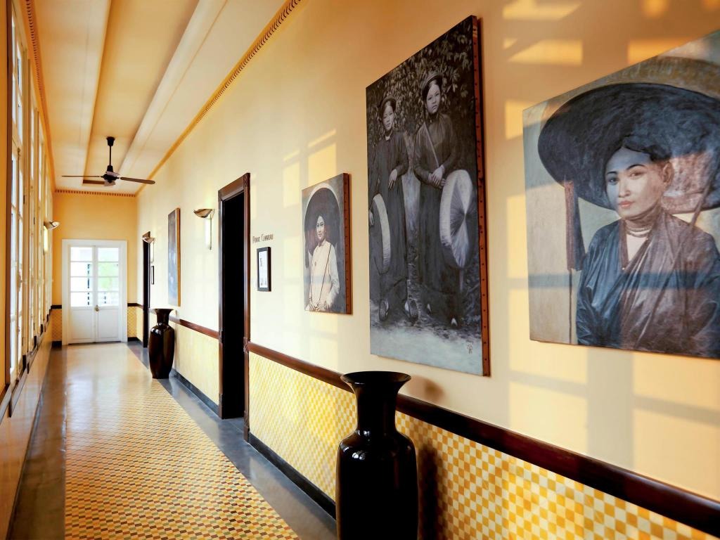 Nội thất của khách sạn được thiết kế và bày trí đầy tính thẩm mỹ gợi lên một vẻ đẹp và phong cách Đông Dương.