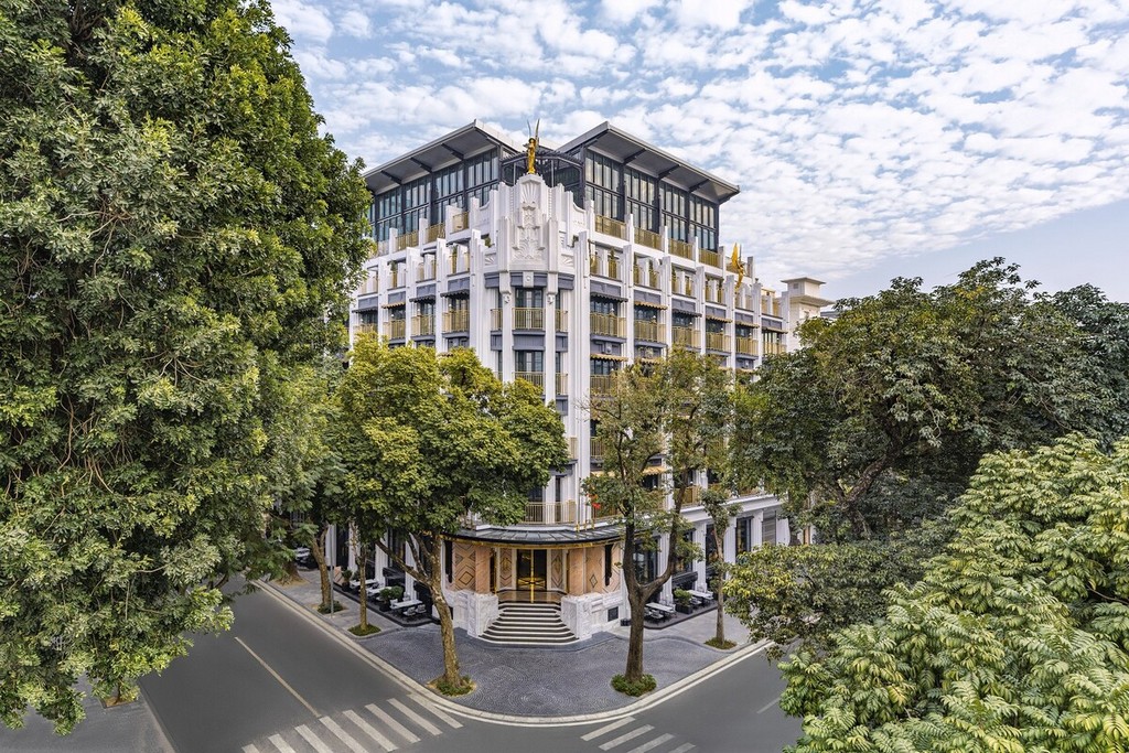 Khách sạn Capella Hanoi, tọa lạc trên phố Lê Phụng Hiểu, quận Hoàn Kiếm (Hà Nội) cũng là một thiết kế của kiến trúc sư Bill Bentley. Công trình tôn vinh nghệ thuật opera và tái hiện một khách sạn xa hoa dành cho nghệ sĩ, nhà soạn nhạc nổi tiếng trong thời kỳ hoàng kim của nhạc opera.