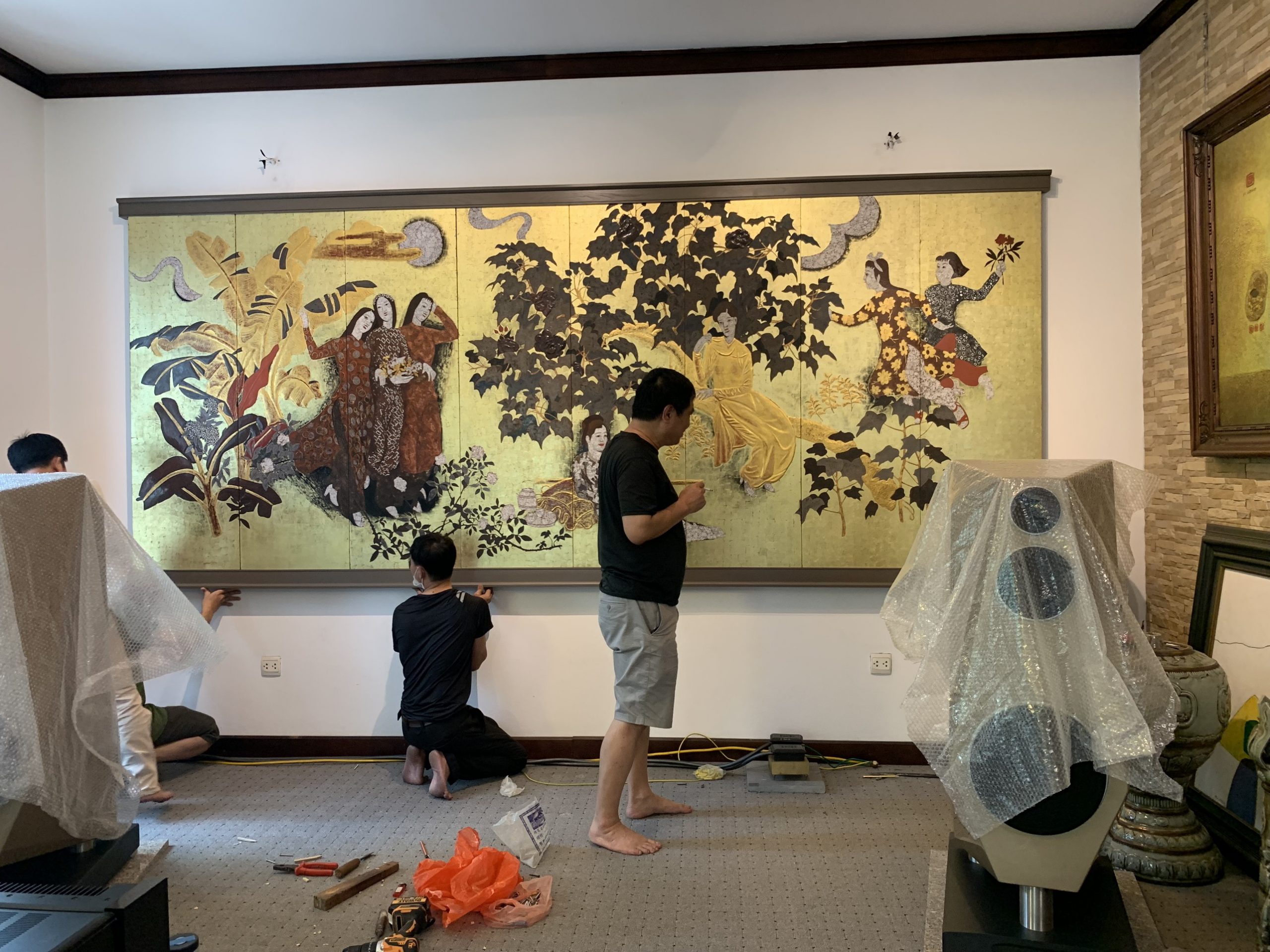 WHY SƠN MÀI PAINTING IS SO EXPENSIVE – TẠI SAO TRANH SƠN MÀI LẠI RẤT ĐẮT ? Sơn mài được coi là một trong các chất liệu hội họa ở Việt Nam. Đây là sự tìm tòi và phát triển kỹ thuật của nghề sơn (nghề sơn ta) thủ công truyền thống của Việt Nam