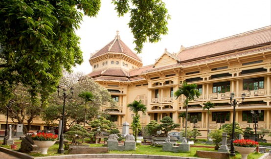 Bảo tàng Lịch sử Việt Nam (trước đây là Bảo tàng Louis Finot) - một trong những tác phẩm để đời của E. Hébrard cũng là một công trình tiêu biểu cho phong cách này