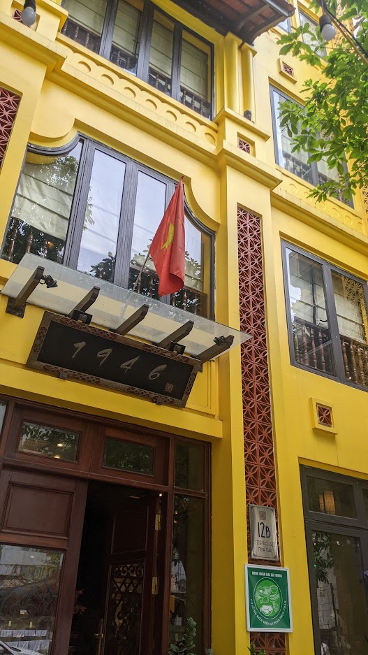 NHÀ HÀNG PHONG CÁCH INDOCHINE Cho dù ở thời đại nào, phong cách kiến trúc Indochine vẫn mang dáng dấp cổ điển, truyền thống. Sự hình thành của phong cách Indochine bắt nguồn từ sự đô hộ của Pháp tại Việt Nam những năm 1862 – 1945. 